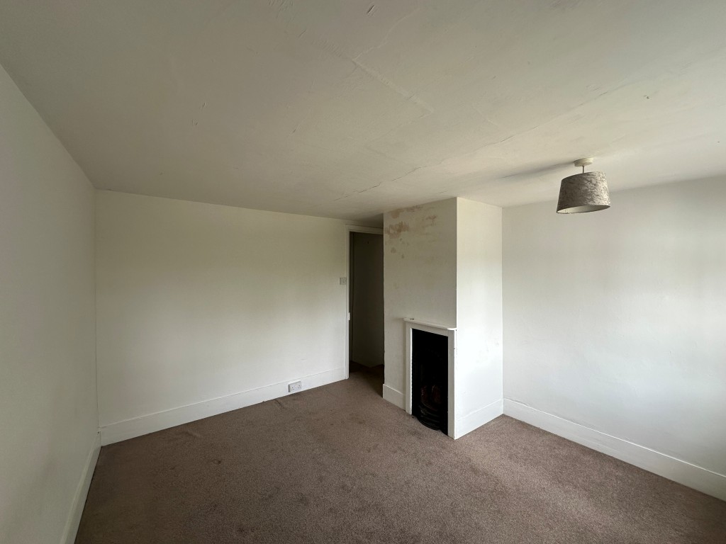 Lot: 213 - TWO-BEDROOM END-TERRACE COTTAGE WITH PARKING TO FRONT AND GARDEN TO REAR - Main Bedroom